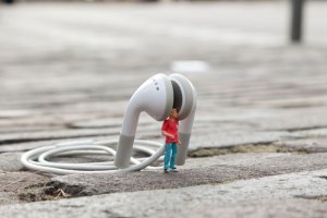 slinkachu-little-people-noise-2